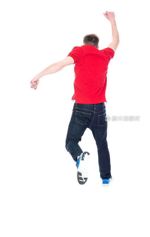 一个男人只/全身/ 20-29岁的成年英俊的人白人男性/年轻男子跳在白色背景穿着牛仔裤/ polo衫谁是快乐/兴奋